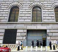 Các nhân viên an ninh trước trụ sở Fed tại New York nơi các CEO tài chính phố Wall họp bàn về số phận Lehman ngày 13/9. (Ảnh: WP)