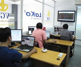Nhà đầu tư theo dõi giao dịch tại một đại lý nhận lệnh của CTCP Đầu tư vàng Việt Nam.