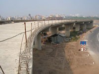 Cầu Thanh Trì là một dự án "điển hình" về chậm tiến độ (ảnh: thanglonggroup.com.vn)