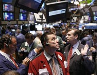 Phiên đầu tuần, 27/30 cổ phiếu trong chỉ số Dow Jones đều mất điểm - Ảnh: Reuters.