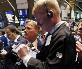 Khi Dow Jones xuống dưới 11.000 điểm thì cũng là lúc lượng khớp lệnh diễn ra mạnh mẽ nhất - Ảnh: Reuters.