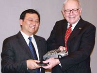 Warren Buffett và chủ tịch Wang Chuan-Fu