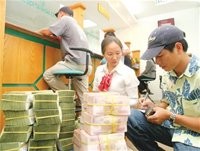 Tiền đồng Việt Nam đang thường xuyên bị cạnh tranh của nhiều loại ngoại tệ và vàng ngay cả trong thanh toán nội thương