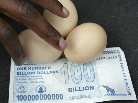 100 tỷ đôla Zimbabwe chỉ đủ để mua 3 quả trứng. Ảnh: cdn.ledfrog.com