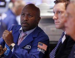 Nỗi lo sợ tiếp tục bủa vây các nhà đầu tư trên thị trường chứng khoán - Ảnh: Reuters