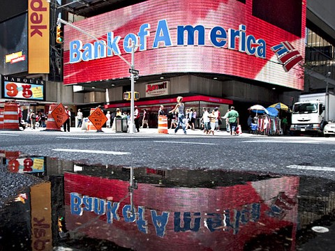Bank of America vừa được tỷ phú Warren Buffett cam kết đầu tư 5 tỷ USD. Ảnh: retirementfinances.com