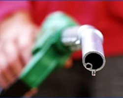 Giá cả xăng, dầu thời gian qua chịu biến động mạnh do ảnh hưởng từ dự báo nhu cầu tiêu thụ thấp
