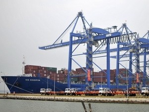 Hoạt động bốc xếp container tại cảng Tân Cảng-Cái Mép. (Ảnh: Thế Anh/TTXVN)