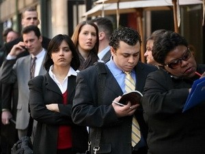 Người thất nghiệp xếp hàng chờ xin việc. (Nguồn: Internet)