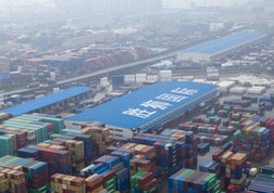 Xuất khẩu Trung Quốc “thấm đòn” khủng hoảng châu Âu và kinh tế Mỹ
