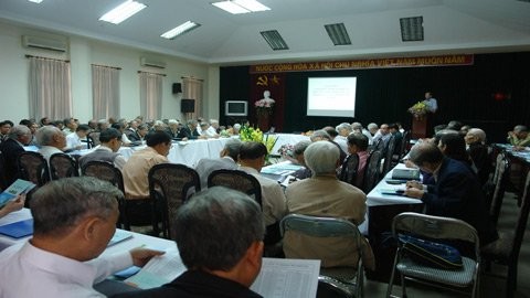 Các cụ hội viên Hội người cao tuổi TP.Hà Nội tham dự hội thảo mua đất nghĩa trang trả góp.