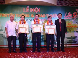 Ông Nguyễn Thái Hòa, nguyên Thứ trưởng Bộ công an (trái) và ông Đặng Phước Thành, Chủ tịch HĐQT Vinasun Corp trao thưởng cho tài xế đạt doanh thu cao 3 quý đầu năm