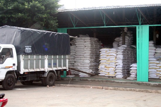 Nhiều thương lai đang tích trữ gạo chờ giá lên (ảnh: Kho gạo ở huyện Cái Bè, tỉnh Tiền Giang)