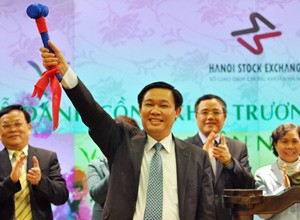 Bộ trưởng Tài chính Vương Đình Huệ đánh cồng mở phiên giao dịch đầu năm 2012 tại HNX - Ảnh: Vnexpress
