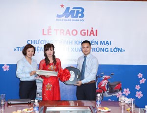 Bà Đỗ Tuyết Trinh, Phó giám đốc Khối khách hàng cá nhân và ông Uông Xuân Tùng, Giám đốc Sở giao dịch của MB trao giải đặc biệt cho khách hàng may mắn