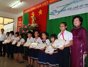 Bà Lê Thị Kim Thoa, Chủ tịch Hội đồng Quản lý Quỹ, đại diện Quỹ trao học bổngcho các em học sinh quận 4