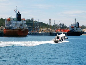 Tàu cập cảng xuất sản phẩm nhà máy lọc dầu Dung Quất tiếp nhận nhiên liệu đưa đi tiêu thụ