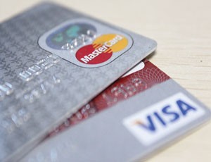 Trả nợ thẻ tín dụng, vô ý sẽ “dính” đòn oan