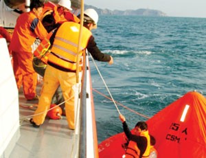 Các thuỷ thủ của tàu Thanh Phong 36 đang được cứu hộ