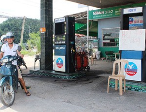 Cây xăng Đoàn 22 trên Quốc lộ 1A (khu vực ngã tư Amata, tỉnh Đồng Nai) treo bảng hết xăng (ảnh chụp lúc 11g40 ngày 26-8)