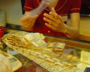 Hơn 1.800 lượng vàng trong tổng số 4.000 lượng SJC đã được tiêu thụ hết ngay trong ngày đổi vàng méo đầu tiên. Ảnh: Anh Quân