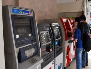 Người dùng thẻ ATM bất cẩn có thể bị kẻ gian lợi dụng, đánh cắp thông tin và tài khoản