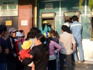 Người dân xếp hàng chờ rút tiền từ máy ATM ở Khu công nghiệp Long Thành, Đồng Nai