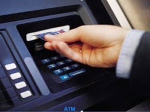 Từ việc thu phí ATM nghĩ đến “kinh doanh dịch vụ rút tiền”