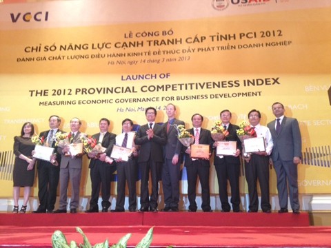 Ông Vũ Tiến Lộc, Chủ tịch VCCI trao giải cho các tỉnh có thành tích đặc biệt trong Lễ Công bố PCI 2012.