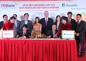 Ông Chung Bá Phương, Tổng Giám đốc Manulife Việt Nam (bên phải) và ông Nguyễn Hữu Đặng, Tổng Giám đốc HDBank (bên trái) tại buổi lễ ký kết