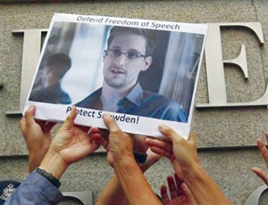 Snowden đang làm dấy lên các luồng dư luận trái chiều trên khắp thế giới.