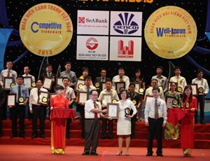Bà Nguyễn Thị Hương Lan, Phó tổng giám đốc SCB nhận giải thưởng nhãn hiệu nổi tiếng Việt Nam 2013