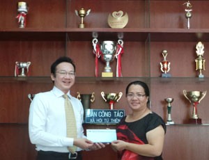 Phó TGĐ Trần Hữu Tài ,đại diện Bảo hiểm Viễn Đông ủng hộ 50 triệu xây trường mầm non tại Đồng nai 

