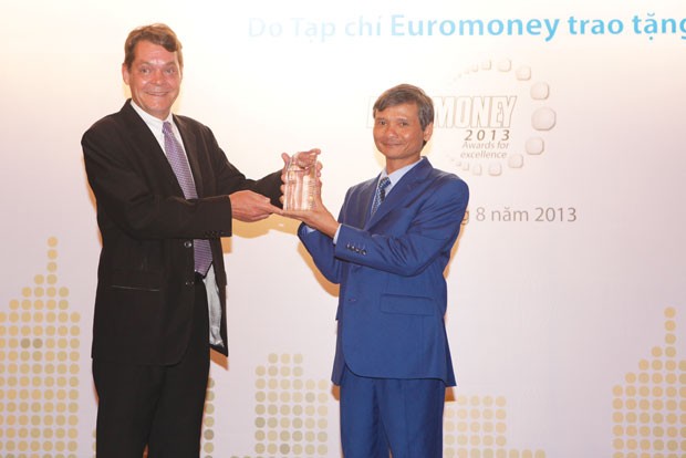 Eximbank nhận giải thưởng “Ngân hàng tốt nhất Việt Nam 2013”