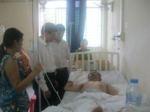 Đại diện Bảo hiểm Bảo Minh thăm hỏi và tặng quà cho tài xế Trần Thanh Long