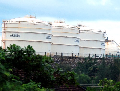Bồn, bể chứa sản phẩm xăng, dầu, nhà máy lọc dầu Dung Quất. 