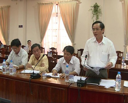 Ông Võ Văn Lượng - Phó Chánh văn phòng UBND tỉnh Bình Dương trả lời các báo.