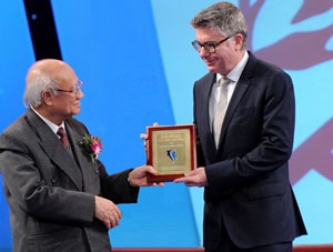 Ông Stephen Clark, Tổng giám đốc AIA Việt Nam nhận danh hiệu từ Ban tổ chức