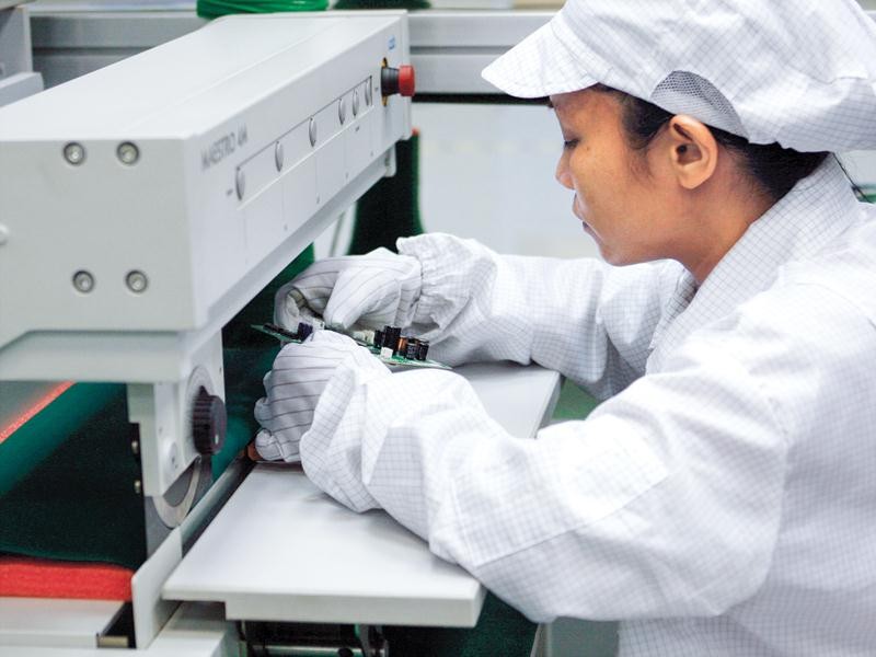 Sản lượng của các công ty gia công như Samsung, Foxconn, LG... giảm sẽ ảnh hưởng đến sản lượng xuất khẩu của Apple tại Việt Nam. Trong ảnh: Công nhân của Nhà máy Foxconn tại Bắc Ninh.