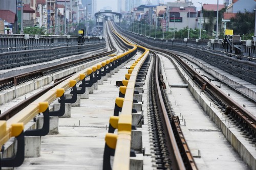 Cát Linh - Hà Đông là tuyến đường sắt đô thị đầu tiên ở Hà Nội, hiện đang vào các công đoạn cuối cùng trên công trường. Ảnh: Giang Huy.