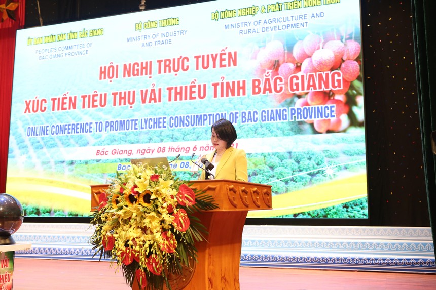 Bà Nguyễn Thị Phương – Phó tổng giám đốc thường trực Công ty VinCommerce đã cam kết thu mua 2.000 tấn vải thiều Lục Ngạn.