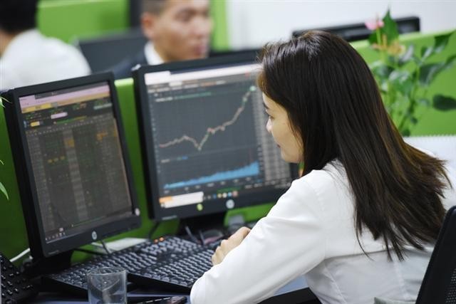 Ôm “full” cổ phiếu, một quỹ đầu tư vẫn đang thắng VN-Index