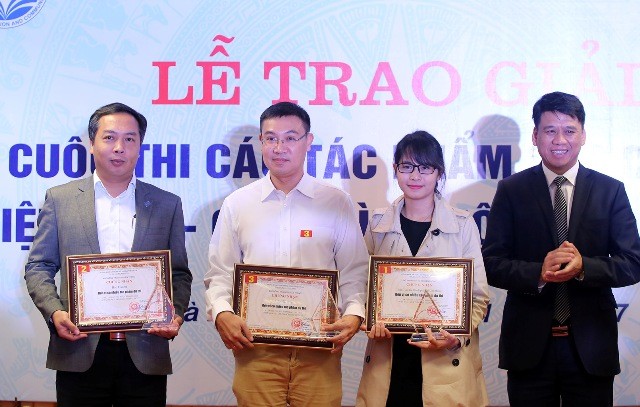 Tổng biên tập Báo Đầu tư Lê Trọng Minh (ngoài cùng bên trái) nhận giải đơn vị có nhiều tác phẩm tham dự