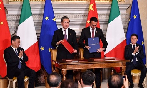 Lễ ký kết thỏa thuận Vành đai Con đường diễn ra hôm nay dưới sự chứng kiến của Chủ tịch Trung Quốc Tập Cận Bình (ngoài cùng bên trái) và Thủ tướng Italy Giuseppe Conte (ngoài cùng bên phải). Ảnh: AFP.