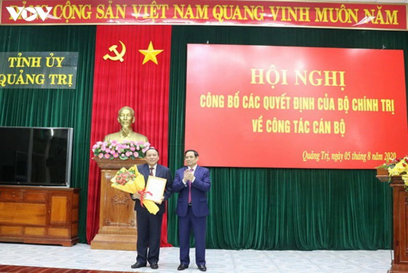 Ông Phạm Minh Chính trao quyết định cho ông Nguyễn Văn Hùng.