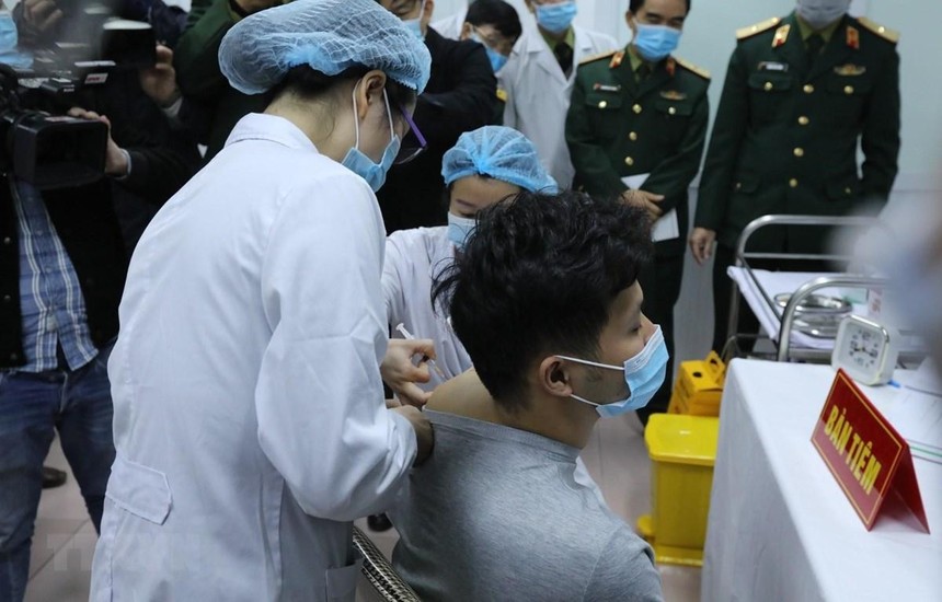 Mũi tiêm vắcxin Nano Covax ngừa COVID-19 đầu tiên trên người tình nguyện tại Việt Nam. (Ảnh: Minh Quyết/TTXVN)