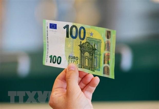 Đồng tiền mệnh giá 100 euro tại Rome, Italy. (Ảnh: AFP/TTXVN).