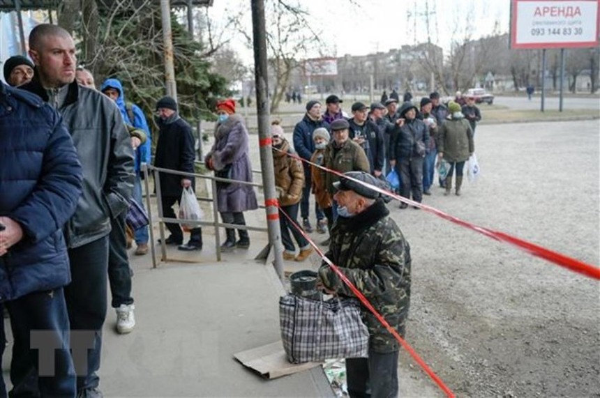 Người dân xếp hàng chờ nhận lượng thực cứu trợ tại Mykolaiv, Ukraine ngày 14/3/2022. (Ảnh: AFP/TTXVN)