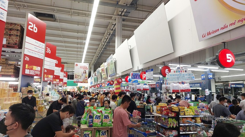 Từ chiều ngày 26/9 đến sáng nay (27/9), rất đông người dân đến siêu thị, chợ mua lương thực để tích trữ.