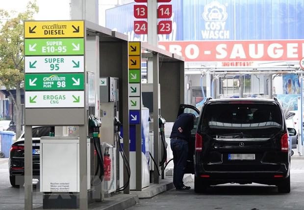 Bơm xăng cho phương tiện tại trạm xăng ở Berlin, Đức, ngày 8/9/2022. (Ảnh: THX/TTXVN)